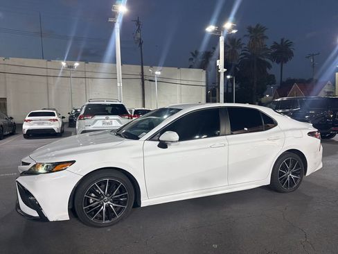 Used 2022 Toyota Camry SE image 9