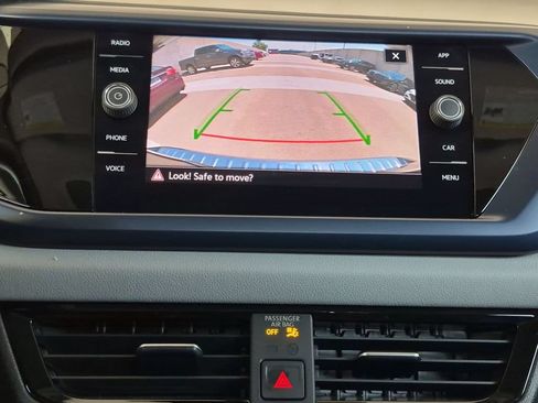 Used 2022 Volkswagen Taos SE w/ Panoramic Sunroof Package FWD image 15