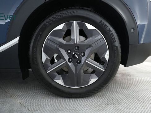 Used 2025 Kia EV6 Light w/ Light LR Technology Package RWD image 9