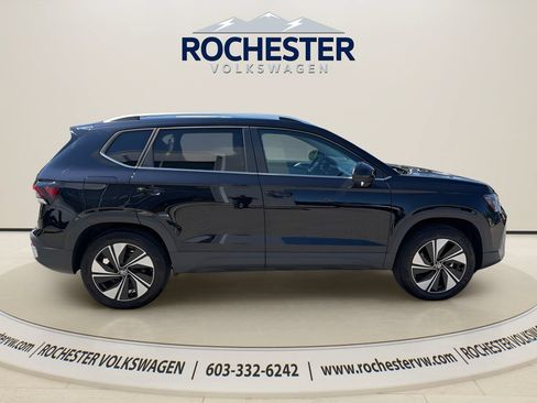 Used 2025 Volkswagen Taos SE AWD/4WD image 7