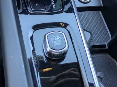 Used 2023 Volvo XC60 B5 Plus image 20