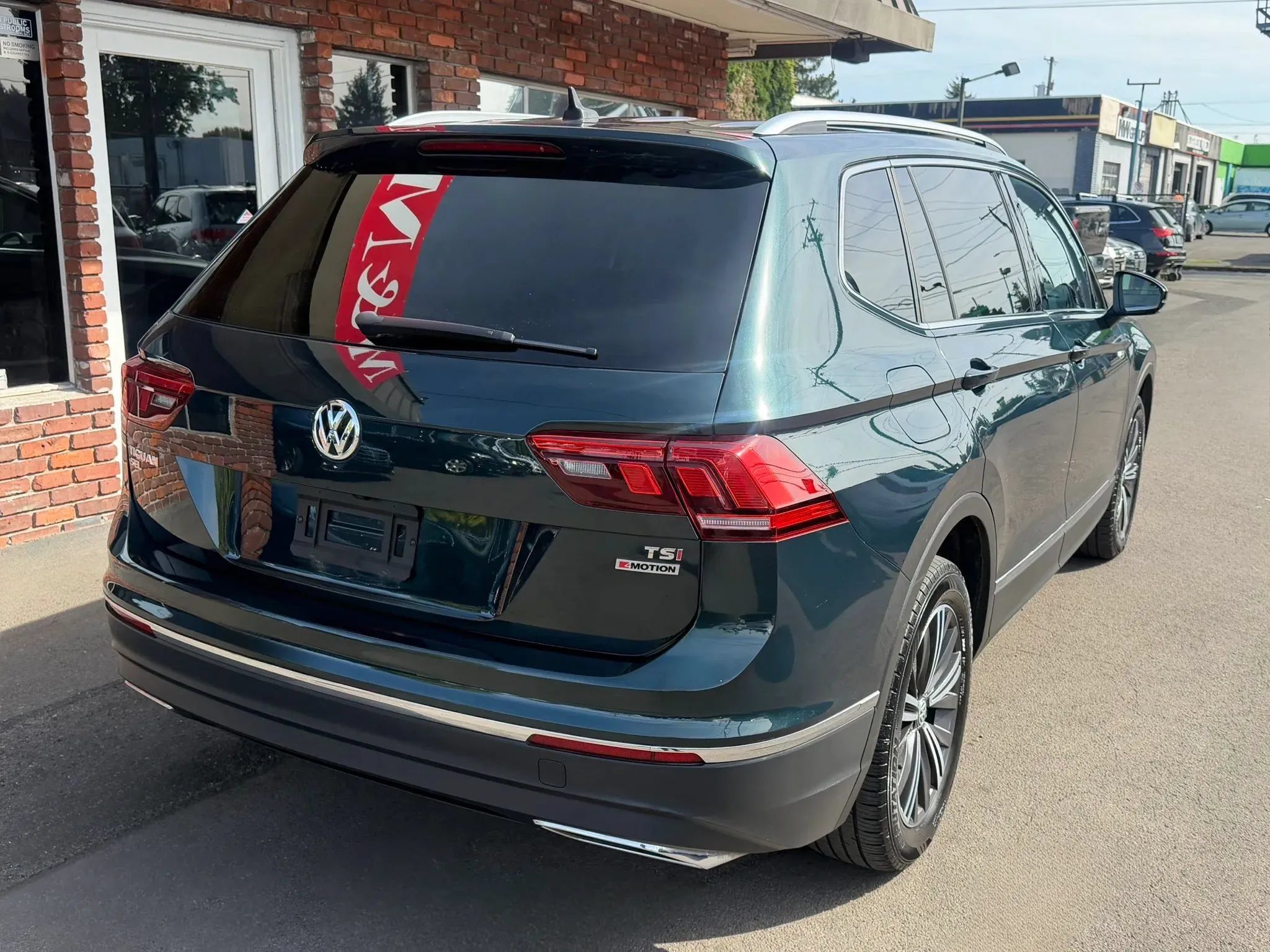 Used 2018 Volkswagen Tiguan SEL w/ 3rd Row Seat Package AWD/4WD image 3