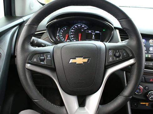 Used 2022 Chevrolet Trax LT w/ LT Convenience Package image 13