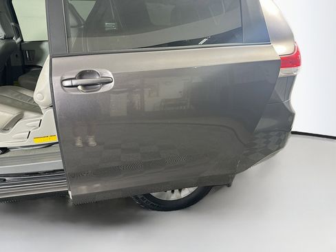 Used 2013 Toyota Sienna XLE FWD image 27