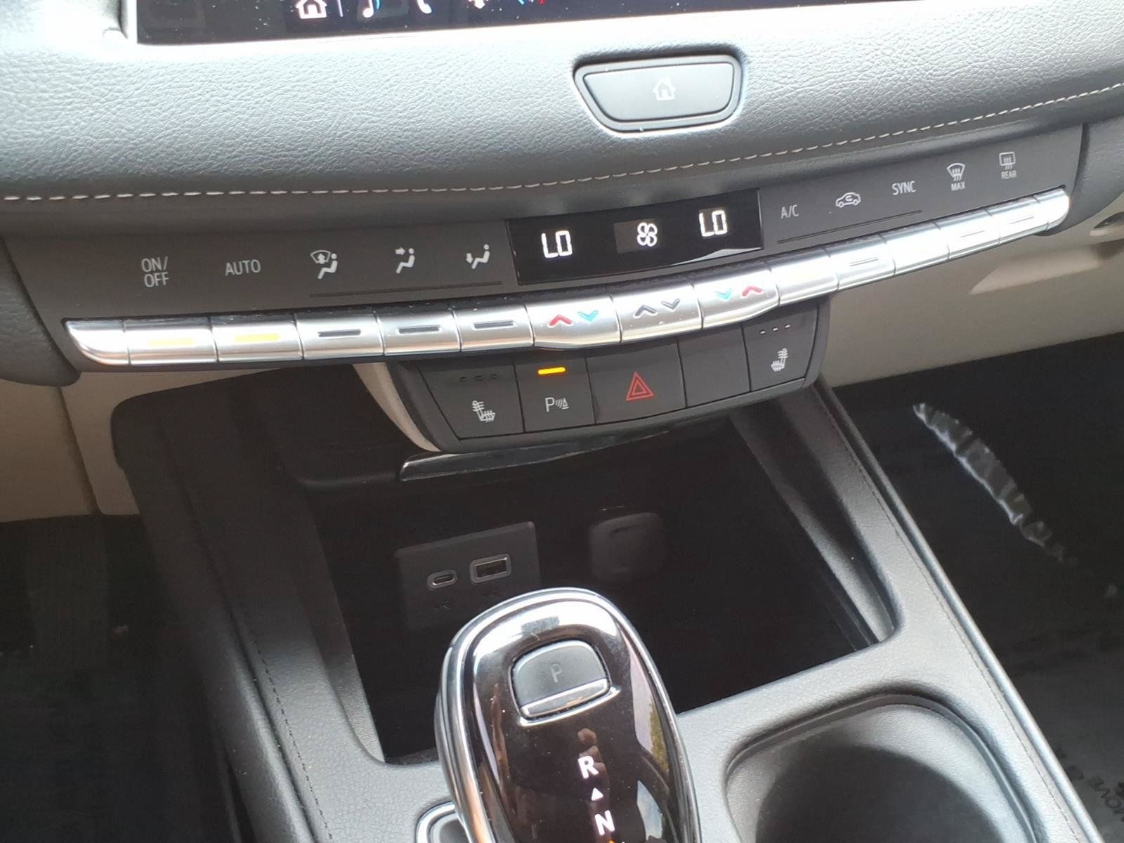 Used 2023 Cadillac XT4 Luxury w/ Cold Weather Package AWD/4WD image 19