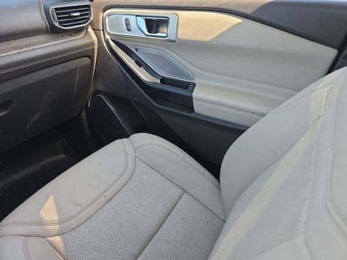 Used 2020 Ford Explorer Platinum w/ Premium Technology Package image 16