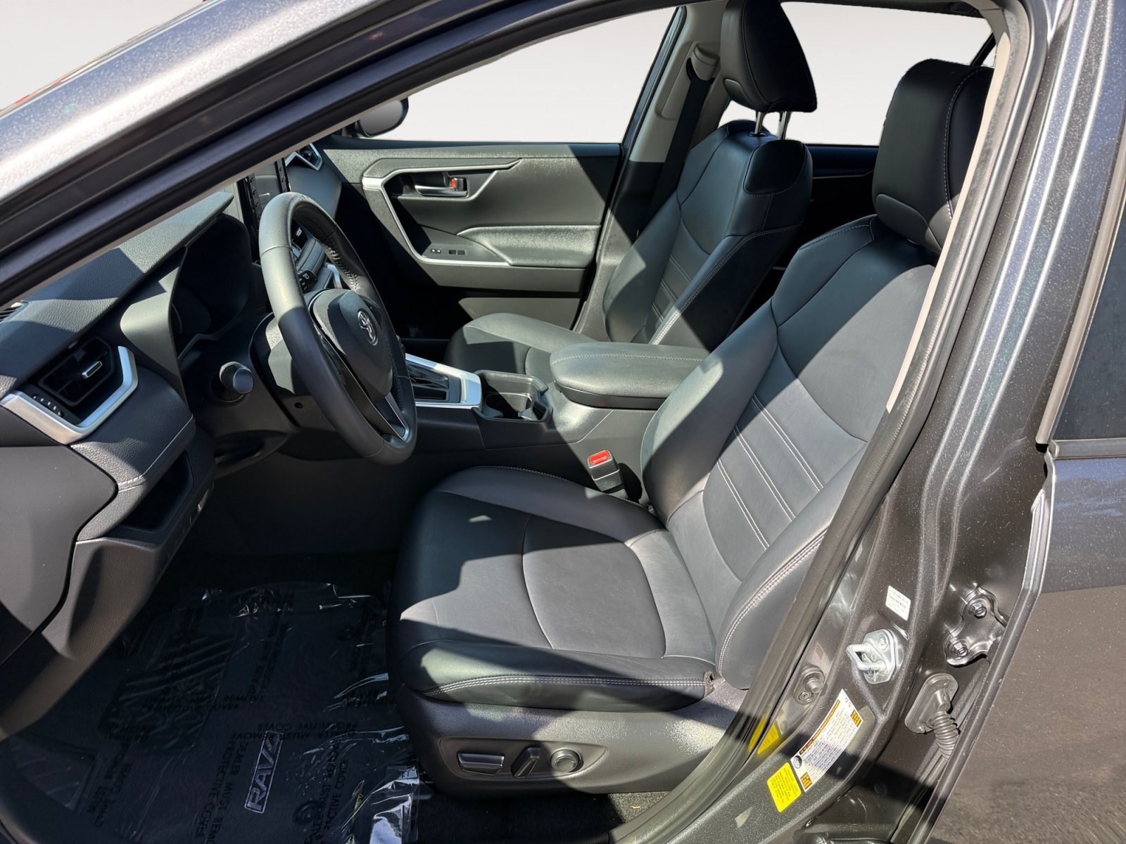 Used 2021 Toyota RAV4 XLE Premium FWD image 10