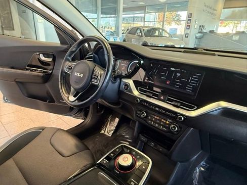 Used 2022 Kia Niro EX image 28