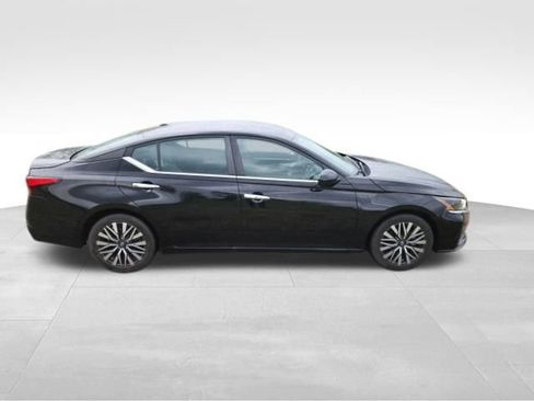 Used 2023 Nissan Altima 2.5 SV image 2