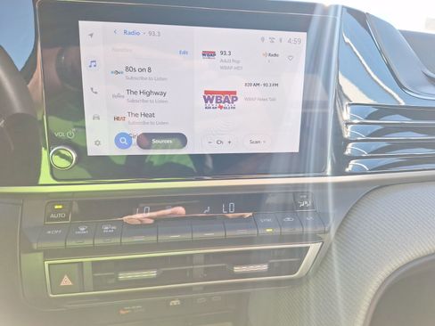 Used 2025 Toyota Camry SE w/ Convenience Package image 28