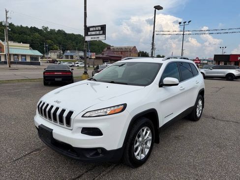 Used 2017 Jeep Cherokee Latitude w/ Cold Weather Group AWD/4WD image 1