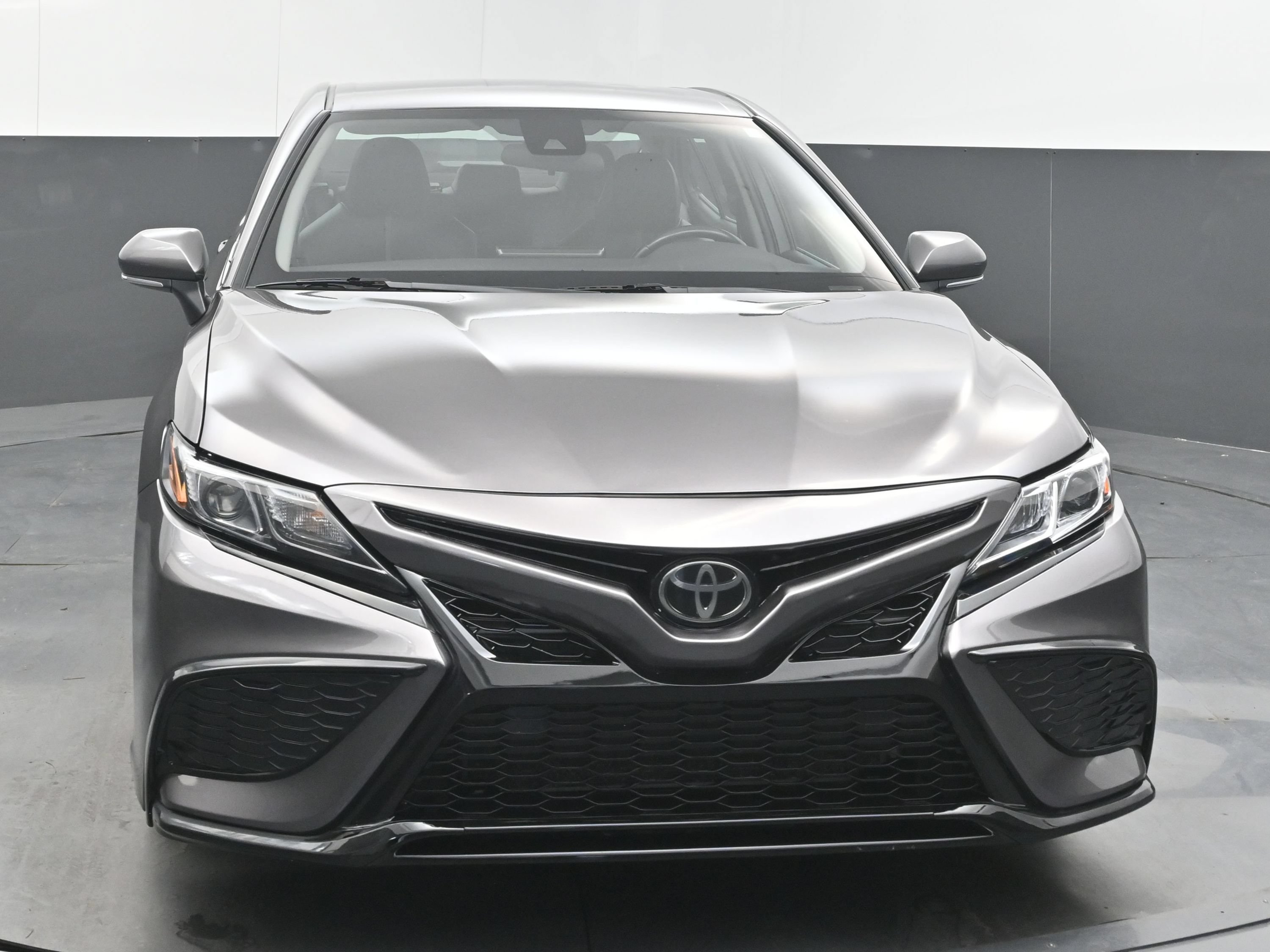 Used 2023 Toyota Camry SE FWD image 3