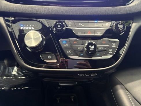 Used 2025 Chrysler Pacifica Select FWD image 17