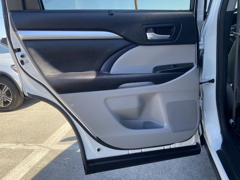 Used 2016 Toyota Highlander XLE image 16