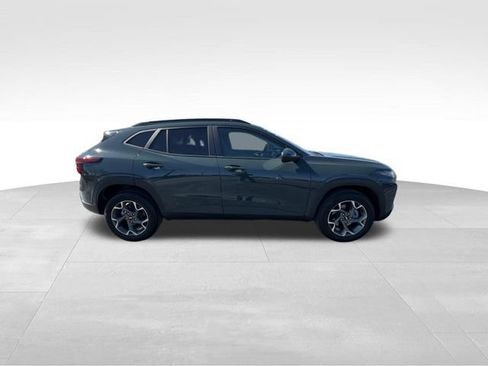 Certified 2025 Chevrolet Trax LT w/ LT Convenience Package image 13