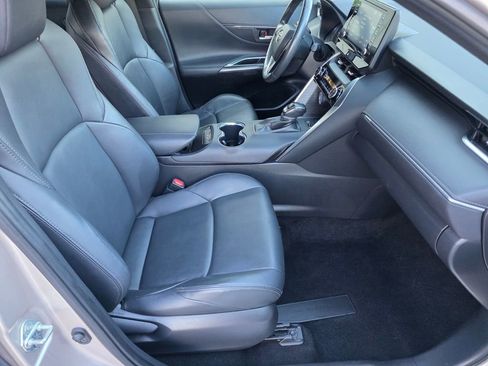 Used 2022 Toyota Venza LE image 32