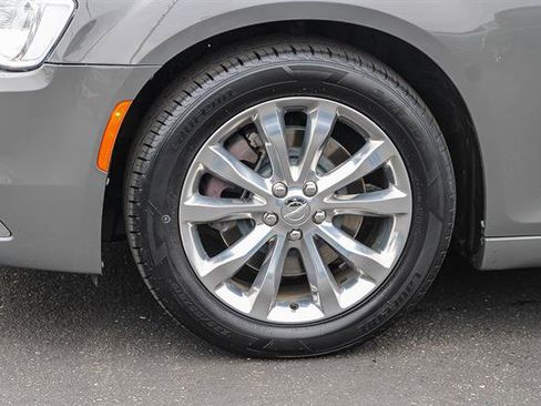 Used 2018 Chrysler 300 Limited image 9