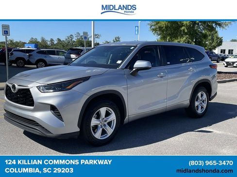 Used 2023 Toyota Highlander L FWD image 3