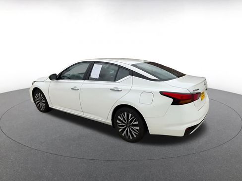 Used 2025 Nissan Altima 2.5 SV FWD image 10