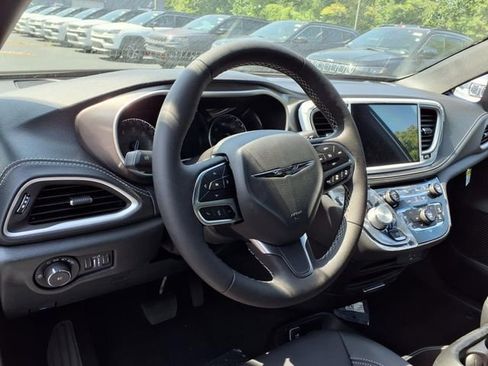 New 2026 Chrysler Pacifica Select image 15