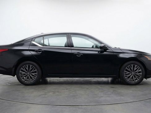 Used 2025 Nissan Altima 2.5 SV FWD image 11