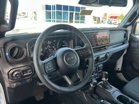 Used 2025 Jeep Wrangler Unlimited Rubicon 4xe w/ Convenience Group AWD/4WD image 11