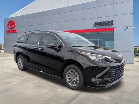 New 2026 Toyota Sienna XLE FWD image 2