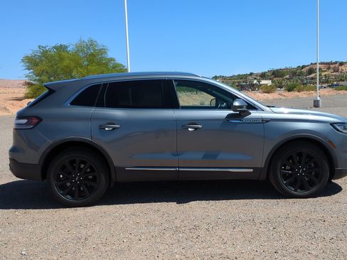 Used 2022 Lincoln Nautilus Reserve w/ Monochromatic Package AWD/4WD image 2