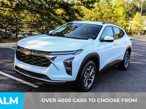 Used 2025 Chevrolet Trax LT FWD image 2