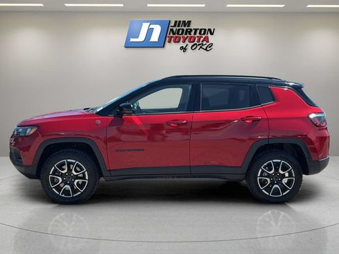 Used 2025 Jeep Compass Trailhawk AWD/4WD image 8