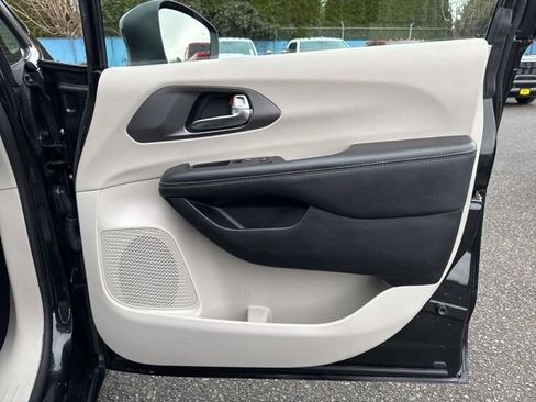 Used 2023 Chrysler Pacifica Touring-L image 13