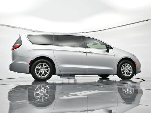 New 2026 Chrysler Pacifica Select image 22