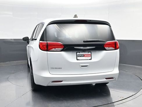 Used 2023 Chrysler Voyager LX image 4