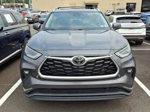 Used 2021 Toyota Highlander XLE AWD/4WD image 2