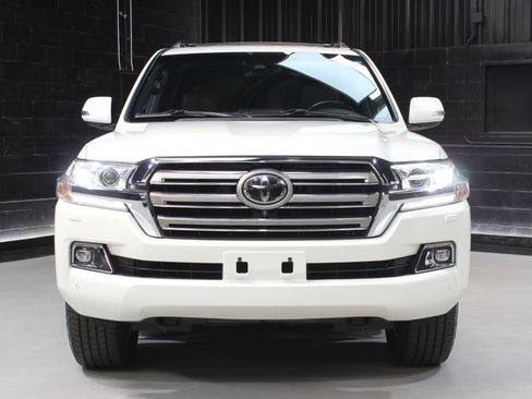 Used 2019 Toyota Land Cruiser w/ Four Season Floor Mat Package image 6