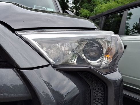 Used 2023 Toyota 4Runner SR5 Premium w/ Moonroof Package AWD/4WD image 4