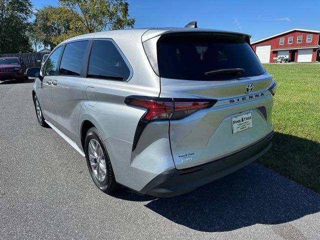 Used 2022 Toyota Sienna XLE AWD/4WD image 3