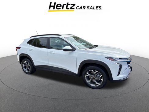 Used 2025 Chevrolet Trax LT FWD image 1