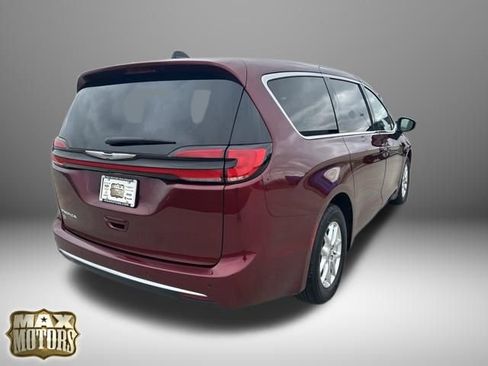 Used 2023 Chrysler Pacifica Touring-L image 9