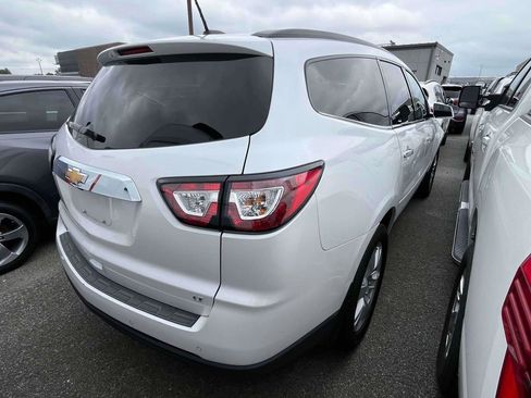 Used 2017 Chevrolet Traverse LT w/ Style and Technology Package FWD image 2