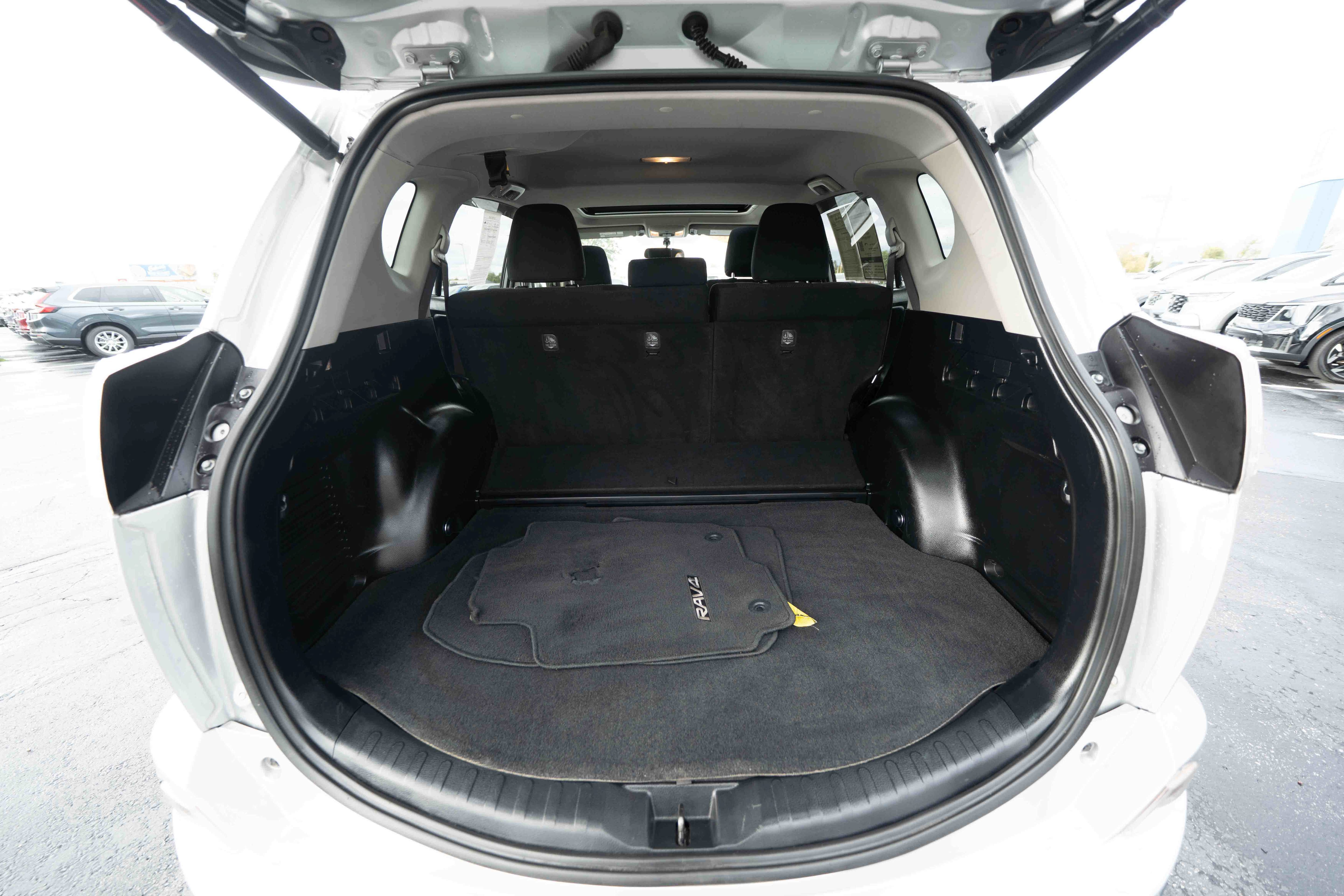 Used 2016 Toyota RAV4 XLE AWD/4WD image 28