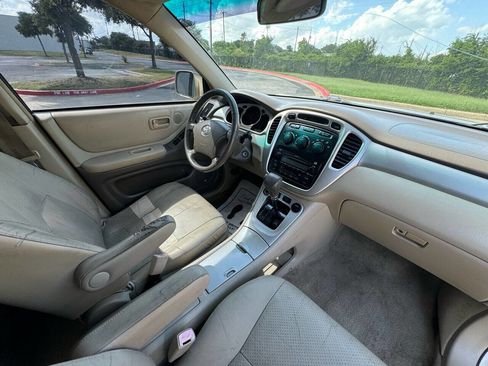 Used 2005 Toyota Highlander 4WD V6 w/ 3rd Row image 11