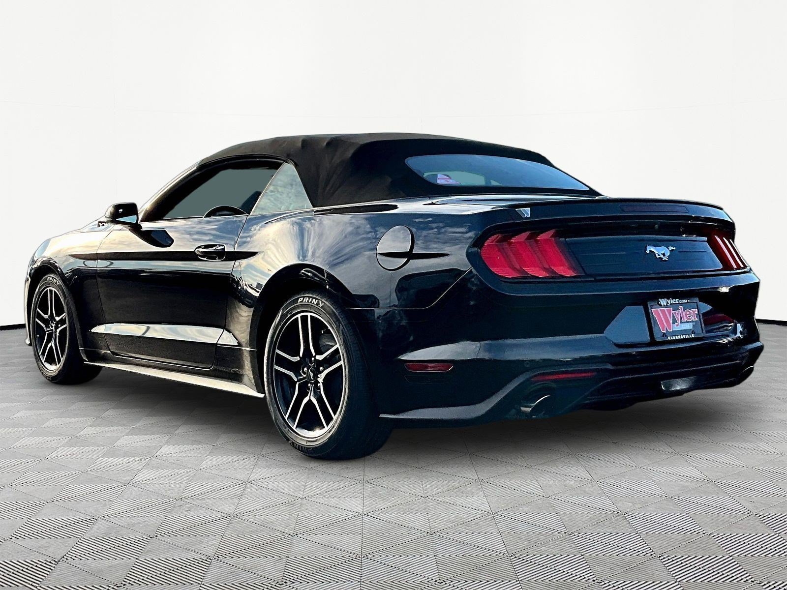 Used 2018 Ford Mustang Premium RWD image 4