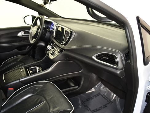 Used 2025 Chrysler Pacifica Limited FWD image 41
