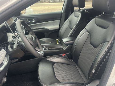 Used 2024 Jeep Compass Latitude image 2