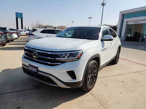Used 2021 Volkswagen Atlas Cross Sport SE w/ 20" Black Wheels Package image 3