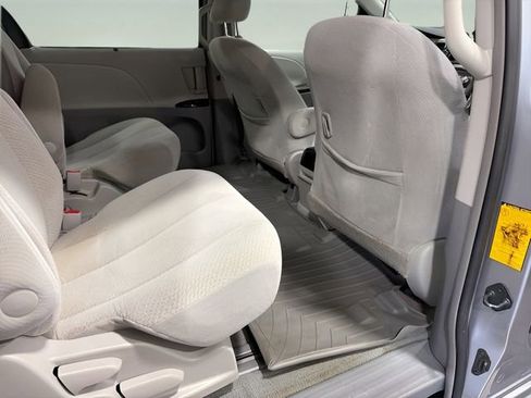 Used 2011 Toyota Sienna LE FWD image 31