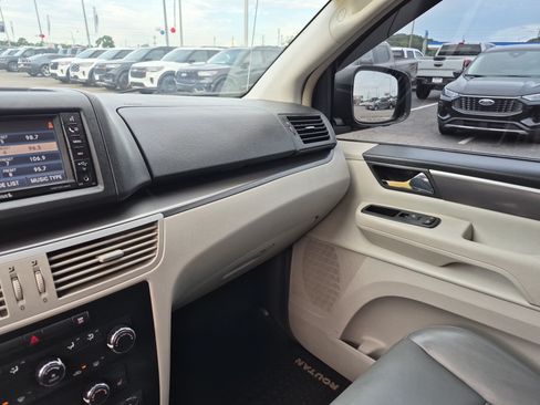 Used 2010 Volkswagen Routan SE FWD image 22