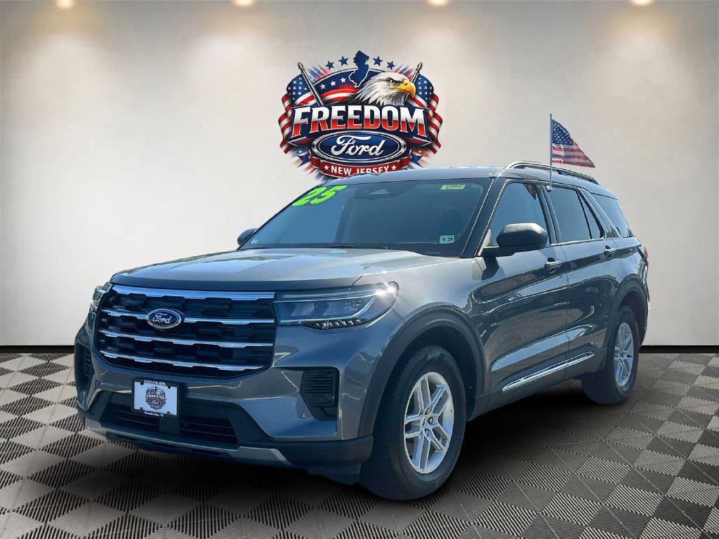 Used 2025 Ford Explorer Active AWD/4WD image 2