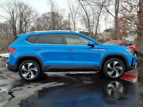 Used 2023 Volkswagen Taos SE w/ Panoramic Sunroof Package image 6